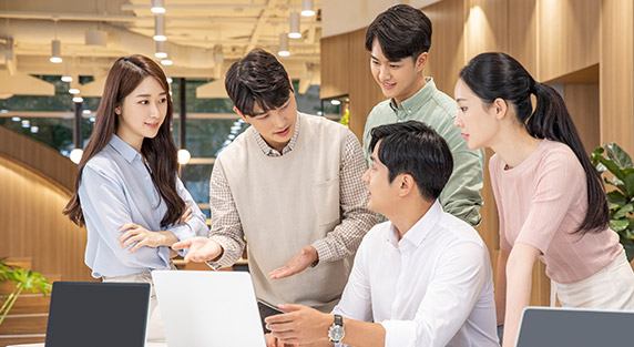 차트가 그려진 서류와 계산기
